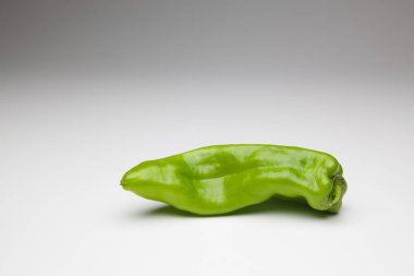 Yeşil ve kırmızı biber, vitaminler dolu sağlıklı sebze, çiğ veya pişmiş yenebilir, pişmiş, kızarmış, tavada kızartma yapmak için kullanılan, et veya diğer sebzeler ile doldurulabilir.