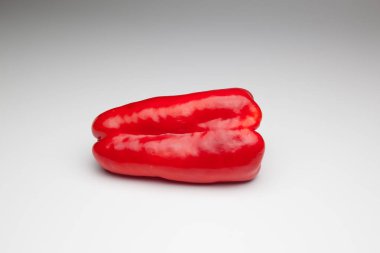 Yeşil ve kırmızı biber, vitaminler dolu sağlıklı sebze, çiğ veya pişmiş yenebilir, pişmiş, kızarmış, tavada kızartma yapmak için kullanılan, et veya diğer sebzeler ile doldurulabilir.