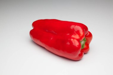 Yeşil ve kırmızı biber, vitaminler dolu sağlıklı sebze, çiğ veya pişmiş yenebilir, pişmiş, kızarmış, tavada kızartma yapmak için kullanılan, et veya diğer sebzeler ile doldurulabilir.