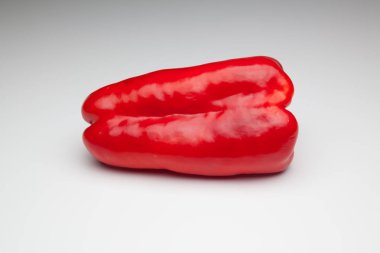 Yeşil ve kırmızı biber, vitaminler dolu sağlıklı sebze, çiğ veya pişmiş yenebilir, pişmiş, kızarmış, tavada kızartma yapmak için kullanılan, et veya diğer sebzeler ile doldurulabilir.