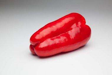 Yeşil ve kırmızı biber, vitaminler dolu sağlıklı sebze, çiğ veya pişmiş yenebilir, pişmiş, kızarmış, tavada kızartma yapmak için kullanılan, et veya diğer sebzeler ile doldurulabilir.