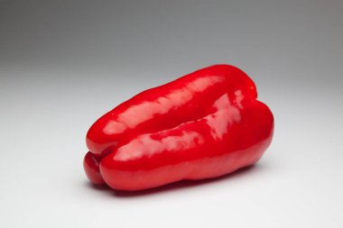 Yeşil ve kırmızı biber, vitaminler dolu sağlıklı sebze, çiğ veya pişmiş yenebilir, pişmiş, kızarmış, tavada kızartma yapmak için kullanılan, et veya diğer sebzeler ile doldurulabilir.