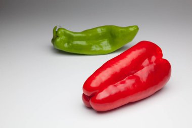 Yeşil ve kırmızı biber, vitaminler dolu sağlıklı sebze, çiğ veya pişmiş yenebilir, pişmiş, kızarmış, tavada kızartma yapmak için kullanılan, et veya diğer sebzeler ile doldurulabilir.