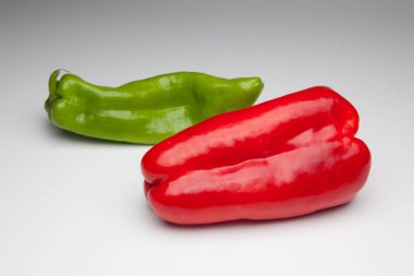 Yeşil ve kırmızı biber, vitaminler dolu sağlıklı sebze, çiğ veya pişmiş yenebilir, pişmiş, kızarmış, tavada kızartma yapmak için kullanılan, et veya diğer sebzeler ile doldurulabilir.