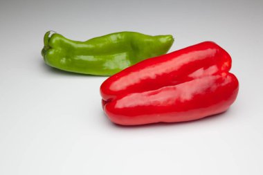 Yeşil ve kırmızı biber, vitaminler dolu sağlıklı sebze, çiğ veya pişmiş yenebilir, pişmiş, kızarmış, tavada kızartma yapmak için kullanılan, et veya diğer sebzeler ile doldurulabilir.