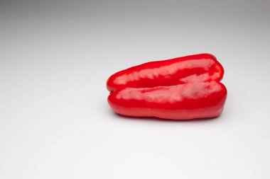 Yeşil ve kırmızı biber, vitaminler dolu sağlıklı sebze, çiğ veya pişmiş yenebilir, pişmiş, kızarmış, tavada kızartma yapmak için kullanılan, et veya diğer sebzeler ile doldurulabilir.