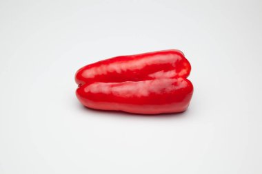 Yeşil ve kırmızı biber, vitaminler dolu sağlıklı sebze, çiğ veya pişmiş yenebilir, pişmiş, kızarmış, tavada kızartma yapmak için kullanılan, et veya diğer sebzeler ile doldurulabilir.