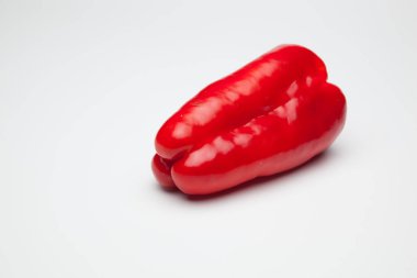 Yeşil ve kırmızı biber, vitaminler dolu sağlıklı sebze, çiğ veya pişmiş yenebilir, pişmiş, kızarmış, tavada kızartma yapmak için kullanılan, et veya diğer sebzeler ile doldurulabilir.