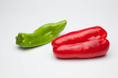 Yeşil ve kırmızı biber, vitaminler dolu sağlıklı sebze, çiğ veya pişmiş yenebilir, pişmiş, kızarmış, tavada kızartma yapmak için kullanılan, et veya diğer sebzeler ile doldurulabilir.