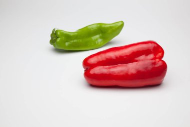 Yeşil ve kırmızı biber, vitaminler dolu sağlıklı sebze, çiğ veya pişmiş yenebilir, pişmiş, kızarmış, tavada kızartma yapmak için kullanılan, et veya diğer sebzeler ile doldurulabilir.