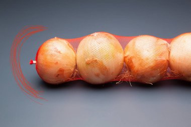 Soğan, mutfakta önemli bir çeşni, lezzet ve doku hem de birçok özelliği ile.