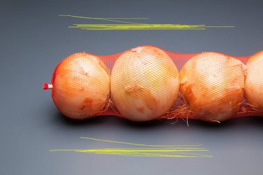 Soğan, mutfakta önemli bir çeşni, lezzet ve doku hem de birçok özelliği ile.