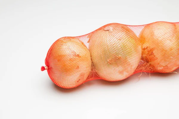 cebolla, rica en vitaminas, se puede comer cruda o cocinada, cruda en ensaladas y cocinada en sofritos y como ingrediente y aderezo en multitud de platos