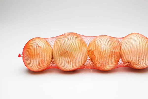 cebolla, rica en vitaminas, se puede comer cruda o cocinada, cruda en ensaladas y cocinada en sofritos y como ingrediente y aderezo en multitud de platos