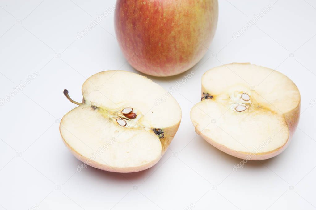 Apple, rich in vitamins and with many properties, you can eat it at breakfast, as a dessert at lunch or at lunch and dinner, you can eat it raw or cooked. They make cakes, jams. As ingredients in salty cooking, it is used as a stumble in salads.