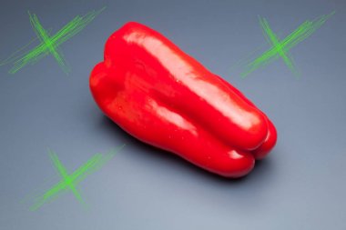 Yeşil ve kırmızı biber, vitaminler dolu sağlıklı sebze, çiğ veya pişmiş yenebilir, pişmiş, kızarmış, tavada kızartma yapmak için kullanılan, et veya diğer sebzeler ile doldurulabilir.