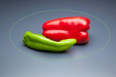 Yeşil ve kırmızı biber, vitaminler dolu sağlıklı sebze, çiğ veya pişmiş yenebilir, pişmiş, kızarmış, tavada kızartma yapmak için kullanılan, et veya diğer sebzeler ile doldurulabilir.