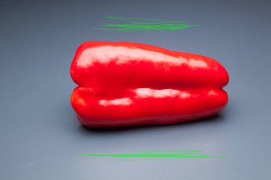 Yeşil ve kırmızı biber, vitaminler dolu sağlıklı sebze, çiğ veya pişmiş yenebilir, pişmiş, kızarmış, tavada kızartma yapmak için kullanılan, et veya diğer sebzeler ile doldurulabilir.