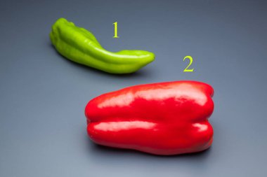 Yeşil ve kırmızı biber, vitaminler dolu sağlıklı sebze, çiğ veya pişmiş yenebilir, pişmiş, kızarmış, tavada kızartma yapmak için kullanılan, et veya diğer sebzeler ile doldurulabilir.