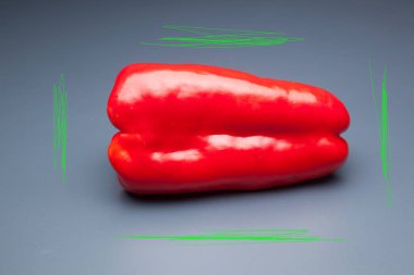 Yeşil ve kırmızı biber, vitaminler dolu sağlıklı sebze, çiğ veya pişmiş yenebilir, pişmiş, kızarmış, tavada kızartma yapmak için kullanılan, et veya diğer sebzeler ile doldurulabilir.