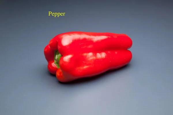 青椒和红辣椒 富含维生素的健康蔬菜 可生或熟 用来炒菜 可装满肉类或其他蔬菜 — 图库照片