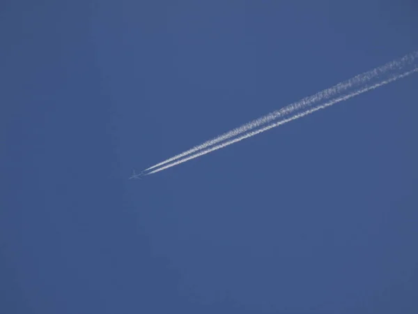 Airplane Flying Blue Sky Background Leaving Big White Vapor Trail — Stock Photo, Image