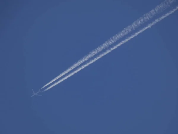 Avión Volando Con Fondo Azul Del Cielo Dejando Gran Rastro — Foto de Stock