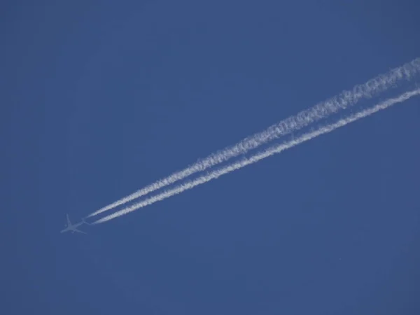 Airplane Flying Blue Sky Background Leaving Big White Vapor Trail — Stock Photo, Image