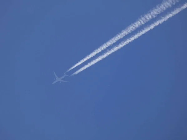 Airplane Flying Blue Sky Background Leaving Big White Vapor Trail — Stock Photo, Image