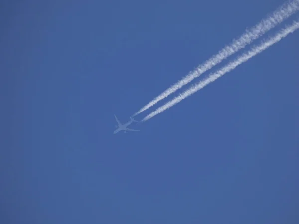 Airplane Flying Blue Sky Background Leaving Big White Vapor Trail — Stock Photo, Image