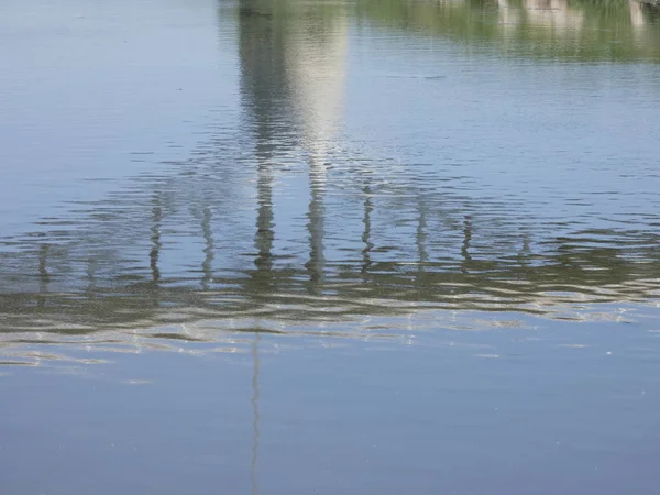 Río Primavera Cruzando Puente Con Sus Reflejos Agua Azul Debido —  Fotos de Stock