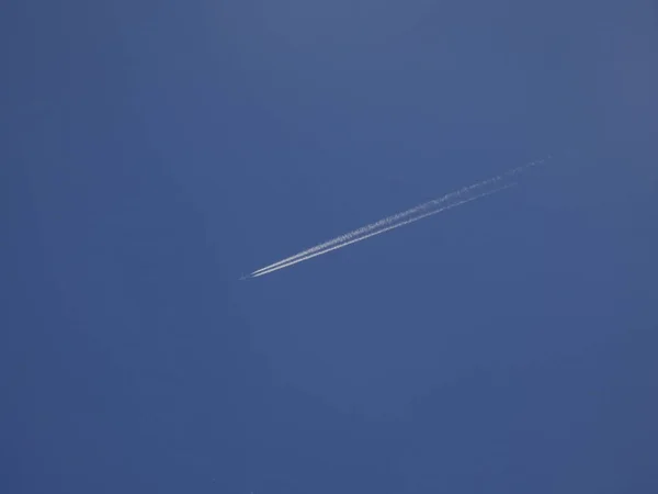 White Wake Blue Sky Airplane Sails Air Any Airport World — Stock Photo, Image