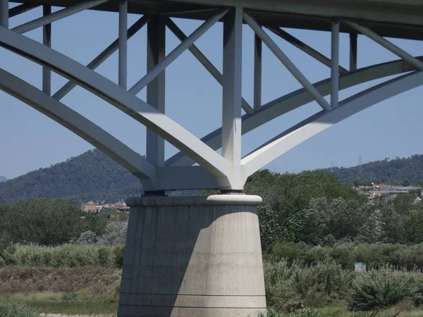 Şehri Birleştirmek Için Nehri Geçen Insanların Coğrafyanın Farklı Noktalarına Kolayca — Stok fotoğraf