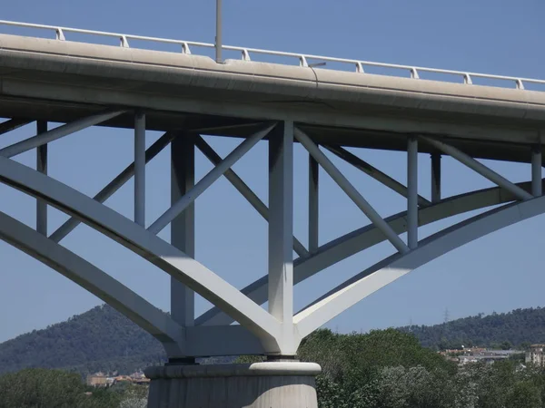 横跨河流的桥梁连接两个城市 人们可以轻松到达不同的地理位置 — 图库照片