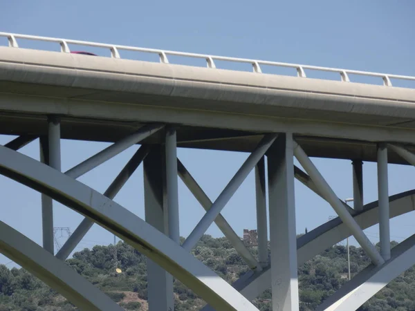 Bridge Hogy Átlépi Folyón Hogy Csatlakozzon Két Város Hogy Emberek — Stock Fotó