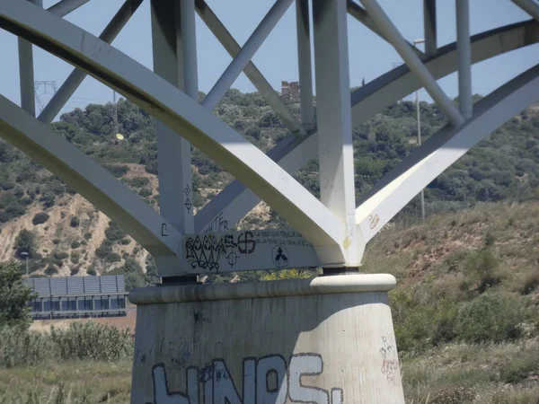 Puente Que Cruza Río Para Unir Dos Ciudades Que Gente —  Fotos de Stock