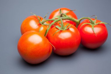 kırmızı domates, vitamin ve sağlık dolu, salatalar için ideal, meyve suları, reçeller, sfritos, mutfakta bir madde olarak, Akdeniz mutfağında bin farklı kullanır