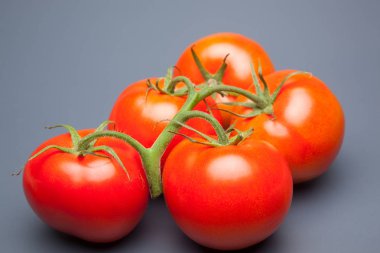 kırmızı domates, vitamin ve sağlık dolu, salatalar için ideal, meyve suları, reçeller, sfritos, mutfakta bir madde olarak, Akdeniz mutfağında bin farklı kullanır