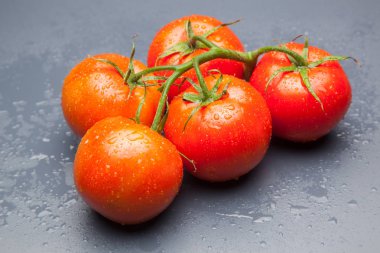 kırmızı domates, vitamin ve sağlık dolu, salatalar için ideal, meyve suları, reçeller, sfritos, mutfakta bir madde olarak, Akdeniz mutfağında bin farklı kullanır