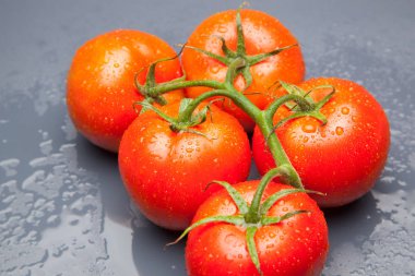 kırmızı domates, vitamin ve sağlık dolu, salatalar için ideal, meyve suları, reçeller, sfritos, mutfakta bir madde olarak, Akdeniz mutfağında bin farklı kullanır