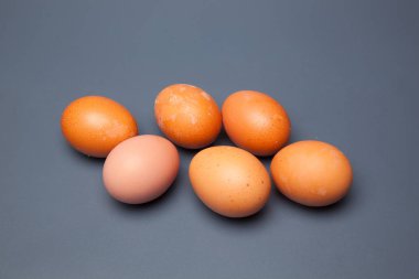 Yarım düzine taze yumurta, sağlıklı tavuklar, bin farklı şekilde tüketilmeye hazır. Yumurta ile biz pstelera, pasta ve geleneksel mutfağıhem de tarifleri yüzlerce yapabilirsiniz.