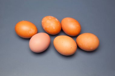 Yarım düzine taze yumurta, sağlıklı tavuklar, bin farklı şekilde tüketilmeye hazır. Yumurta ile biz pstelera, pasta ve geleneksel mutfağıhem de tarifleri yüzlerce yapabilirsiniz.