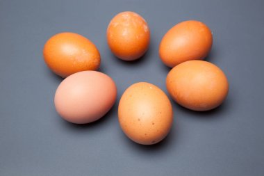 Yarım düzine taze yumurta, sağlıklı tavuklar, bin farklı şekilde tüketilmeye hazır. Yumurta ile biz pstelera, pasta ve geleneksel mutfağıhem de tarifleri yüzlerce yapabilirsiniz.