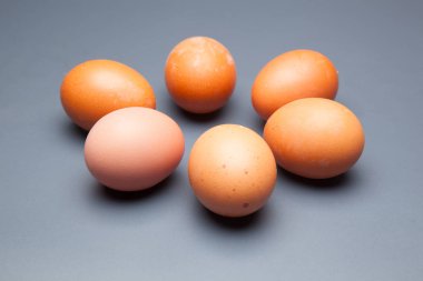 Yarım düzine taze yumurta, sağlıklı tavuklar, bin farklı şekilde tüketilmeye hazır. Yumurta ile biz pstelera, pasta ve geleneksel mutfağıhem de tarifleri yüzlerce yapabilirsiniz.