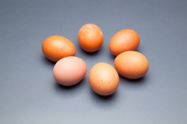 Yarım düzine taze yumurta, sağlıklı tavuklar, bin farklı şekilde tüketilmeye hazır. Yumurta ile biz pstelera, pasta ve geleneksel mutfağıhem de tarifleri yüzlerce yapabilirsiniz.