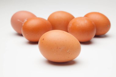 Yarım düzine taze yumurta, sağlıklı tavuklar, bin farklı şekilde tüketilmeye hazır. Yumurta ile biz pstelera, pasta ve geleneksel mutfağıhem de tarifleri yüzlerce yapabilirsiniz.