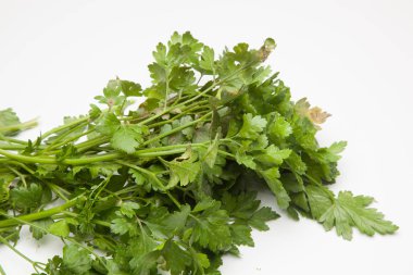 Maydanoz yaygın bir baharat veya yemek tarifleri çeşitli giyinme olarak mutfakta kullanılan bir bitkidir.