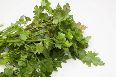 Maydanoz yaygın bir baharat veya yemek tarifleri çeşitli giyinme olarak mutfakta kullanılan bir bitkidir.