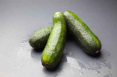 Kabak Akdeniz mutfağında yaygın olarak kullanılan bir sebzedir, farklı şekillerde yiyebilir, çorba, krema yapabilir, sos yapımında kullanılabilir, kaynatılmış yiyebilir, diğer ürünlerle pişirilebilir ve diğer yemeklere eşlik edilebilir.