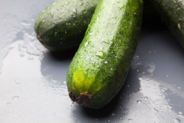 Kabak Akdeniz mutfağında yaygın olarak kullanılan bir sebzedir, farklı şekillerde yiyebilir, çorba, krema yapabilir, sos yapımında kullanılabilir, kaynatılmış yiyebilir, diğer ürünlerle pişirilebilir ve diğer yemeklere eşlik edilebilir.